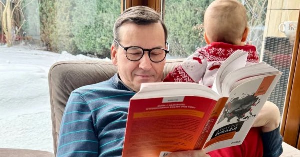 Mateusz Morawiecki pokazał rozczulające zdjęcie z wnukiem. Staś ma już rok. "To jest najważniejsze w życiu" [zdjęcie]