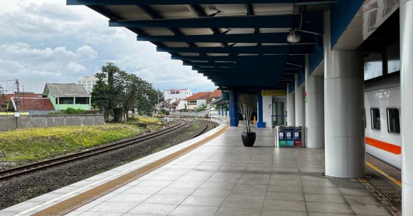 Tragiczny finał podróży do sanatorium. Ciało 70-latki leżało na torach. "Sześć godzin nikt jej nie szukał"