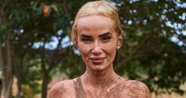 Izabela Macudzińska cała w błocie eksponuje powiększone atuty bez stanika. Widać wszystko jak na dłoni [zdjęcia]