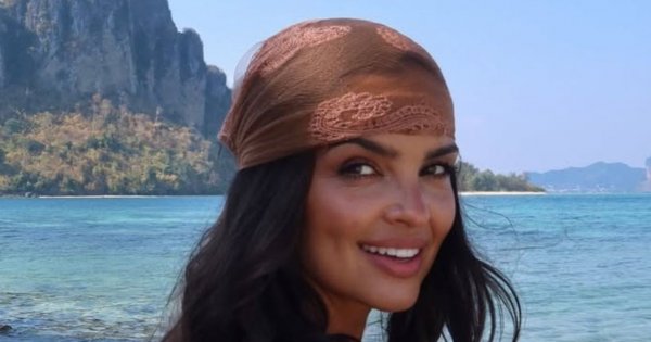 Rozgogolona Klaudia El Dursi bryka po plaży w mikroskopijnym bikini. Biust wylewa się z mikrostaniczka, a tył dopiero robi wrażenie [zdjęcia]