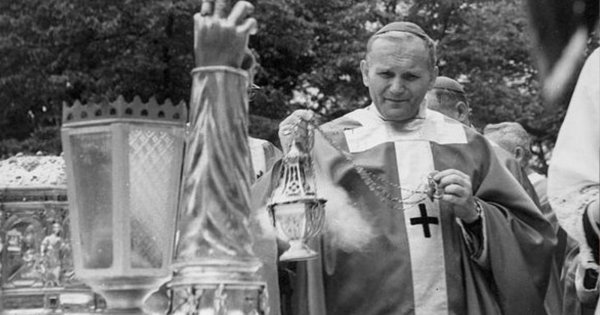 Przełom w sprawie Karola Wojtyły. Tajne akta z krakowskiej kurii zmieniają historię