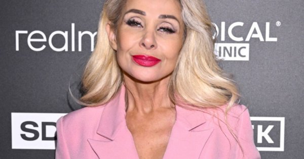 Aldona Orman w różu bryluje na salonach. Cena torebki wbija w fotel, a niedawno drżała o życie [zdjęcia]