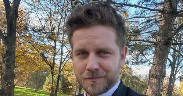 Dwie rodziny Antka Królikowskiego. Z jedną spaceruje po lesie, z drugą walczy w sądzie
