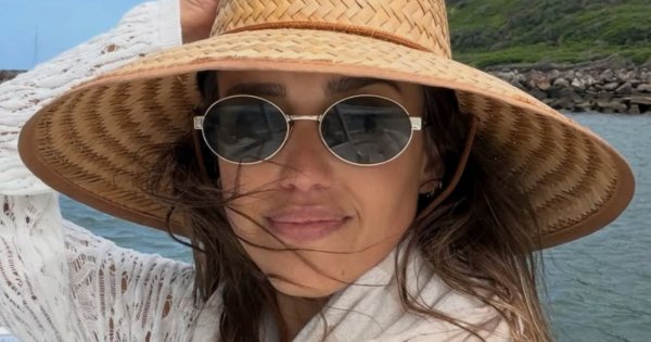 Jessica Alba wypięła rozgogolone ciało w bikini. Fani: "Wyglądasz jak siostra córki" [zdjęcia]
