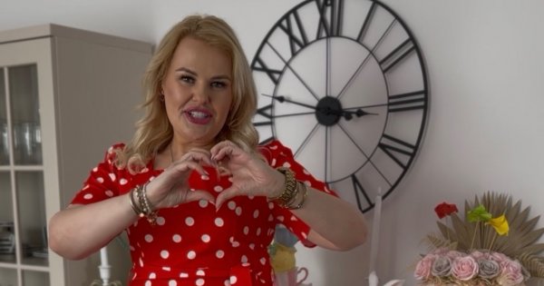 Kinga Zawodnik niemal w negliżu pokazała, jak odchudzanie zmasakrowało jej brzuch. Fani: "Wbija w fotel" [wideo]