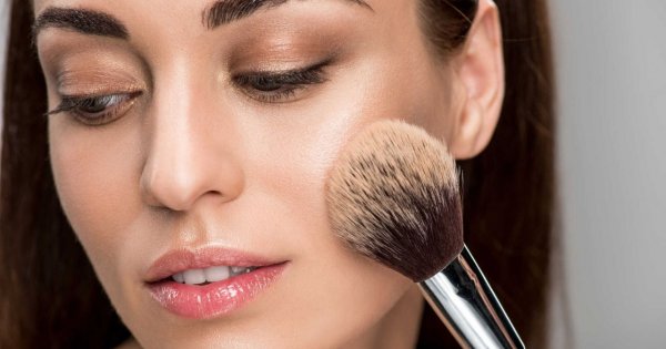 Makijaż rozświetlający – kosmetyki i triki, które dodadzą skórze blasku