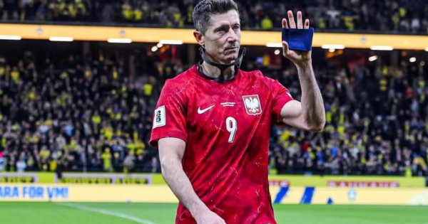 Robert Lewandowski zapłakany na murawie. W sieci wymowny wpis, fani nie mają złudzeń: "Serce pęka"