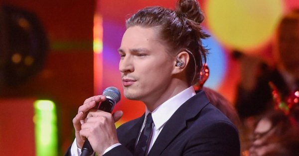Adam Stachowiak niedawno wziął ślub kościelny, a teraz myśli o apostazji. Fani komentują: "Brak wstydu"