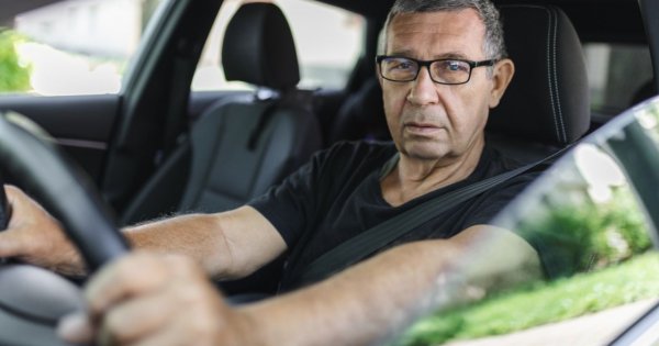Wojna o prawo jazdy seniorów. Statystyki są bezlitosne. Czy kary dla starszych to dobry kierunek?
