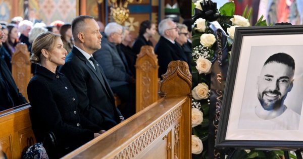 Marta Nawrocka otrzymała TO od Łukasza Litewki. Jej gest na pogrzebie polityka ściska serce [zdjęcia]