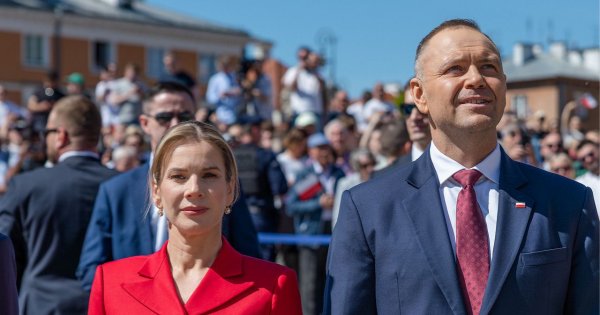 Marta Nawrocka cała w ognistym kolorze na Dzień Flagi. Jeden szczegół sprawia, że szczęka opada, a ekspertka nie gryzie się w język [zdjęcia]