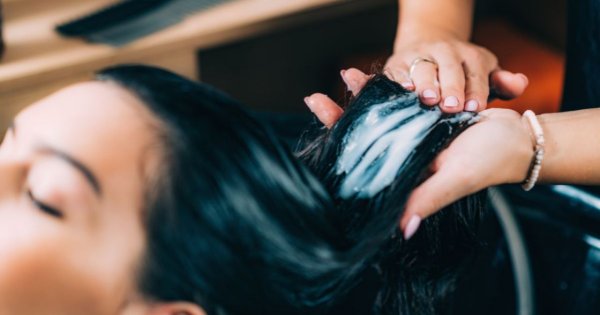 Jak nakładać odżywkę do włosów, żeby uniknąć "przyklapu" u nasady?