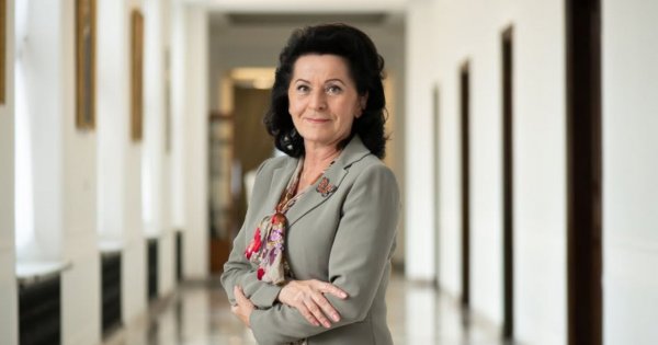 Zarabia 23 tysiące i blokuje mieszkanie komunalne! Posłanka PiS w bluzce za 4 tysiące żali się na biedę