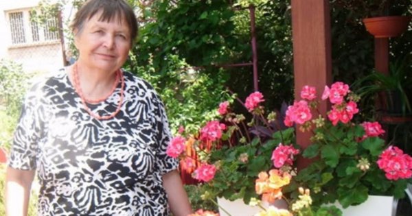 Emerytowana nauczycielka z Zielonki uczy dzieci za ciasto i pomoc w ogrodzie. Serca internautów pękają ze wzruszenia [zdjęcie]