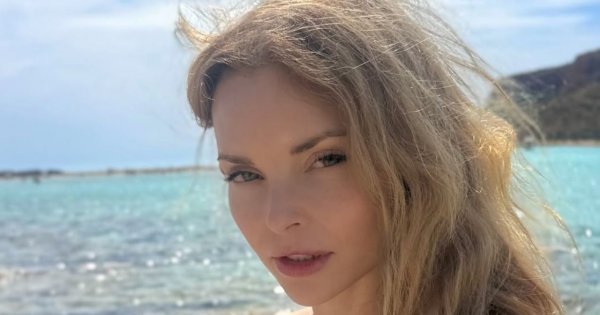 Izabella Miko w mikroskopijnych majtkach opala się bez filtra, fani łapią się za głowy [zdjęcia]