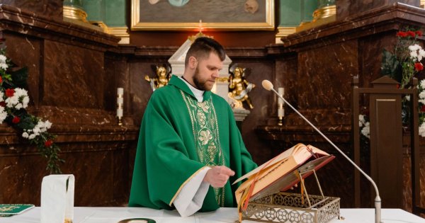 Znany ksiądz o tym, czy opuszczenie mszy w niedzielę jest grzechem. Jego reakcja wbija w fotel [wideo]