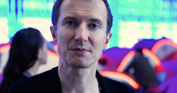 Majątek wart 24 miliardy i uścisk dłoni z Elonem Muskiem. Ten jeden szczegół z życia najbogatszego Polaka wbija w fotel