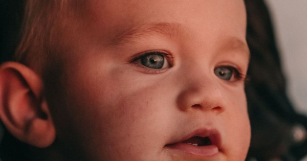 Dramat podczas upałów. 15-miesięczne bliźniaczki zmarły w nagrzanym pokoju. Rodzice usłyszeli porażający zarzut