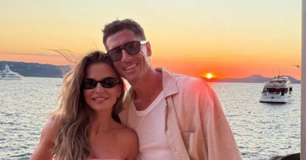 Robert Lewandowski pręży wysportowaną klatę na jachcie, a u jego boku wygina się ledwo okryta Anna. Fani w zachwycie: "Moja ulubiona para" [zdjęcia]