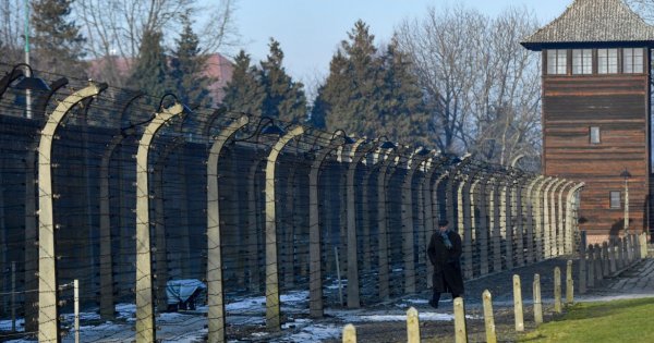 Skandal w Auschwitz. 34-latek ukarany za to, co zrobił przed obiektywem. Reakcja straży była błyskawiczna