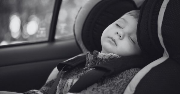 Dziecko zmarło w rozgrzanym aucie, bo ojciec zapomniał. W sieci zawrzało po decyzji prokuratury