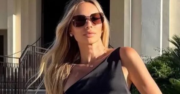 Ciężarna Izabela Janachowska wygina się w satynie i opina brzuszek. Fani wprost: "Ciąża pani służy" [zdjęcia]