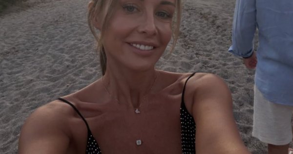 Małgorzata Rozenek bez żenady wypięła ciało w mikroskopijnym różu. Fani mają mieszane uczucia: "Zupełnie jak nastolatka" [zdjęcia]