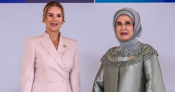 Marta Nawrocka kradnie show na szczycie NATO. Pudrowy róż i ten jeden drapieżny dodatek rozgrzały sieć [zdjęcia]