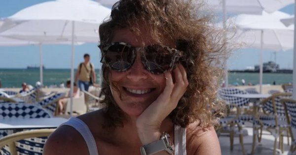 Monika Mrozowska pręży ciało nastolatki na sopockiej plaży. Wygląda jak siostra swoich dzieci [zdjęcia]