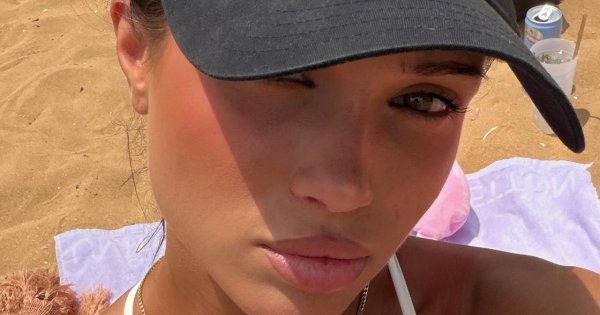 Natsu wypięła rozgogolone ciało w skąpym opalaczu u rodziców. Fani kpią z jej luksusów: "To ma być all inclusive?" [wideo]