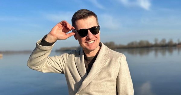 Rzadki widok: Rafał Mroczek pokazał młodszą o 13 lat żonę na ślubie. Fani w szoku: "Ale ślicznotka"