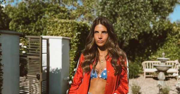 Weronika Rosati wypięła rozgogolony tył w patriotycznym bikini. Fani wniebowzięci: "Powinnaś zagrać u Tarantino" [zdjęcia]