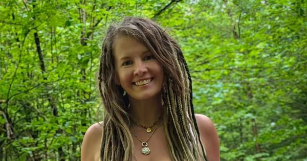 Anna Powierza w naturalnej odsłonie z dredami hasa po lesie. Tego piękna nie da się przemilczeć