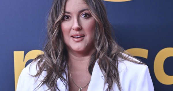 Karolina Szostak bez spodni wdzięczy się przed obiektywem. Ta stylizacja zaskakuje [zdjęcie]