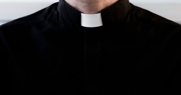 Urzędnicy aż przetarli oczy ze zdumienia! Zakonnik zażywał kąpieli słonecznej w stroju adamowym [szczegóły]
