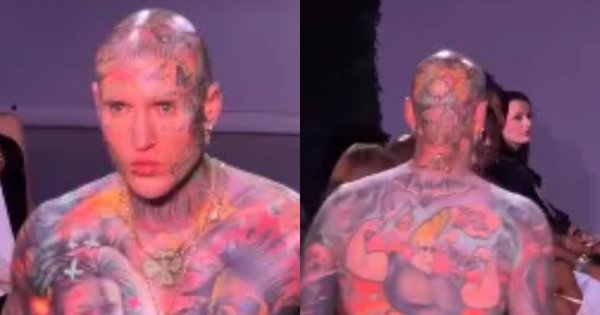 Stifler w barokowych gaciach pręży wydziarane ciało na wybiegu w Nowym Jorku. Fani przecierają oczy ze zdumienia [zdjęcie]