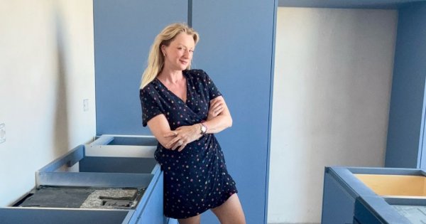 Mieszkania gwiazd: Ula Chincz pokazała kuchnię w swoim włoskim domu. Jeden szczegół za oknem odbiera mowę [zdjęcia]