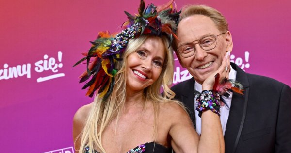 Jacek Borkowski i jego młodsza o 24 lata żona dokazują na ściance TVP. Jeden szczegół jej stroju skradł show [zdjęcia]