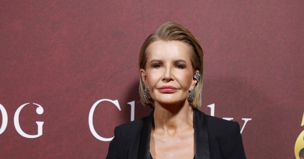 Joanna Racewicz bez żanady wypięła zmysłowy dekolt. W sieci wrze: "Pani zgubiła przyzwoitość"