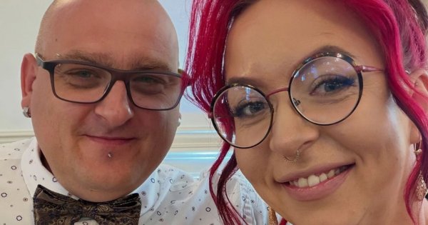 "Mama na obrotach" wrzuciła rozkoszne kadry sprzed lat. Archiwalne zdjęcia z mężem zszokowały jej fanów