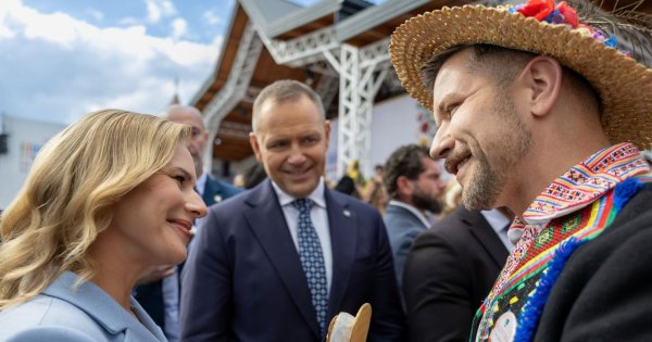 Nawroccy zabrali syna na dożynki. Nastolatek skradł show, fani patrzą na jeden szczegół [zdjęcia]