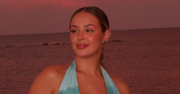 Wiktoria Gąsiewska wypięła rozgogolony dekolt na tle morza. Fani są zachwyceni nowymi ujęciami aktorki [zdjęcia]