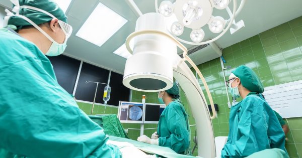 Noworodek wypadł lekarzowi z rąk na podłogę. Sąd zdecydował w sprawie medyka