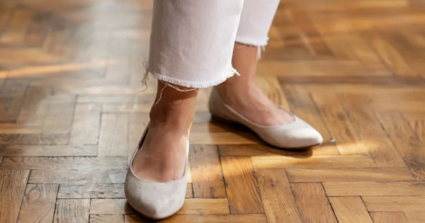 Mokasyny, baleriny czy trampki? Jak dobrać płaskie buty do kroju spodni?