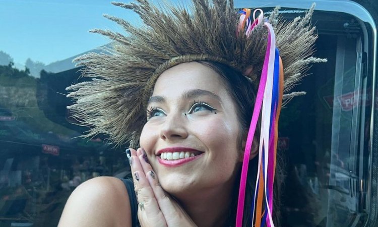 Mery Spolsky skoczyła z wysokiego klifu do wody w kusym bikini. Reakcja plażowiczów mówi wszystko [wideo]