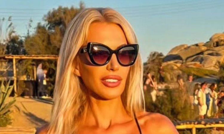 Aneta Glam wcisnęła powiększony przód w miniaturowy kostium kąpielowy. 51-latka wygląda jak marzenie [wideo]
