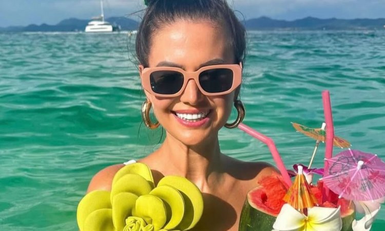 Maja Rutkowski w stroju z dekoltem do pępka wyłania się z wody. Atuty wylewają się jej bokami [zdjęcia]