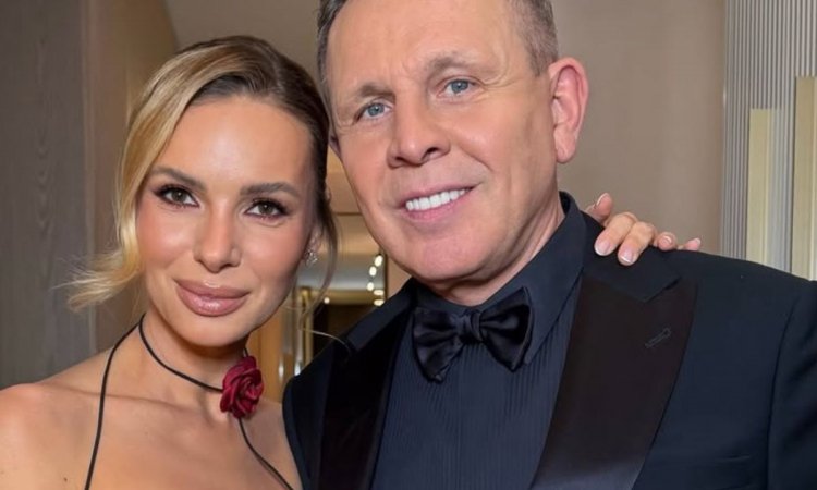 Izabela Janachowska w burgundowej satynie świętowała walentynki. Koronkowa maska to tylko początek. "Noc, którą będziemy pamiętać długo" [zdjęcie]