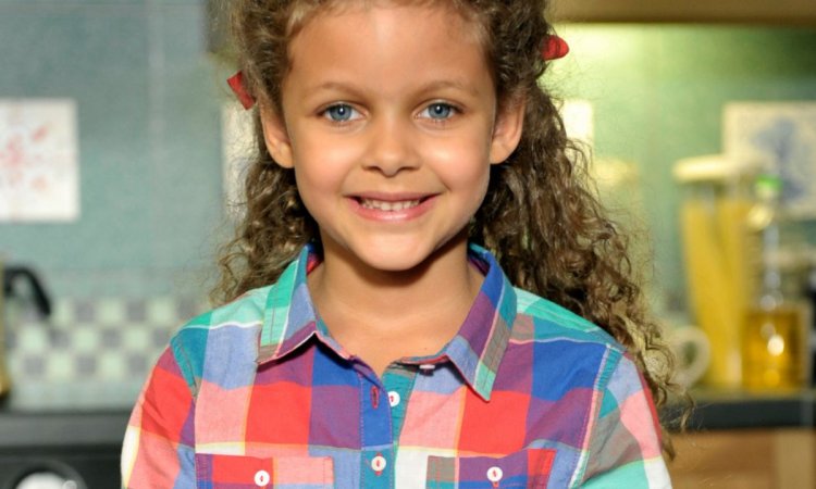 Szczęki opadły do samej ziemi. Pamiętacie Zosię z "Rodzinki.pl"? Emilia Dankwa nie jest już dzieckiem. To posągowa piękność [dużo zdjęć]