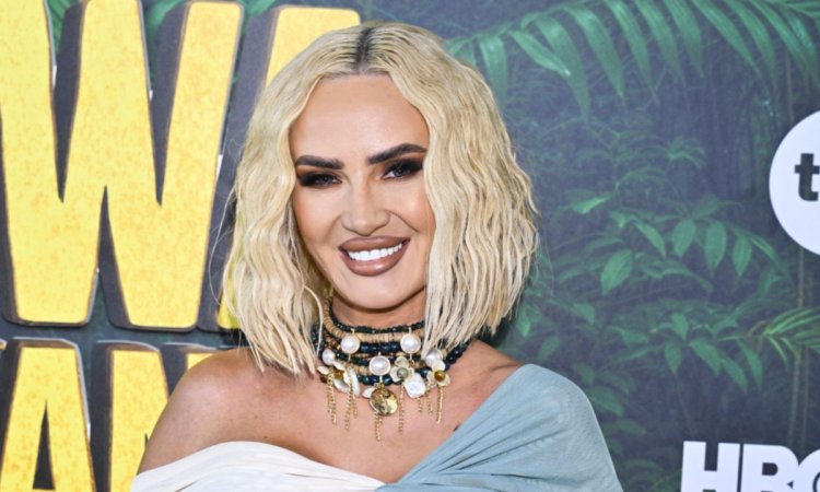 Izabela Macudzińska ścisnęła biust sznurkiem i stawiła się na ściance "Królowej Przetrwania". Fani mruczą z zachwytu